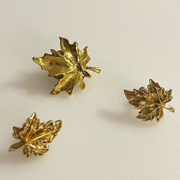 Vintage Gold Tone Maple Leaf Earrings and Matching Lapel Pin - Picture 2 of 16